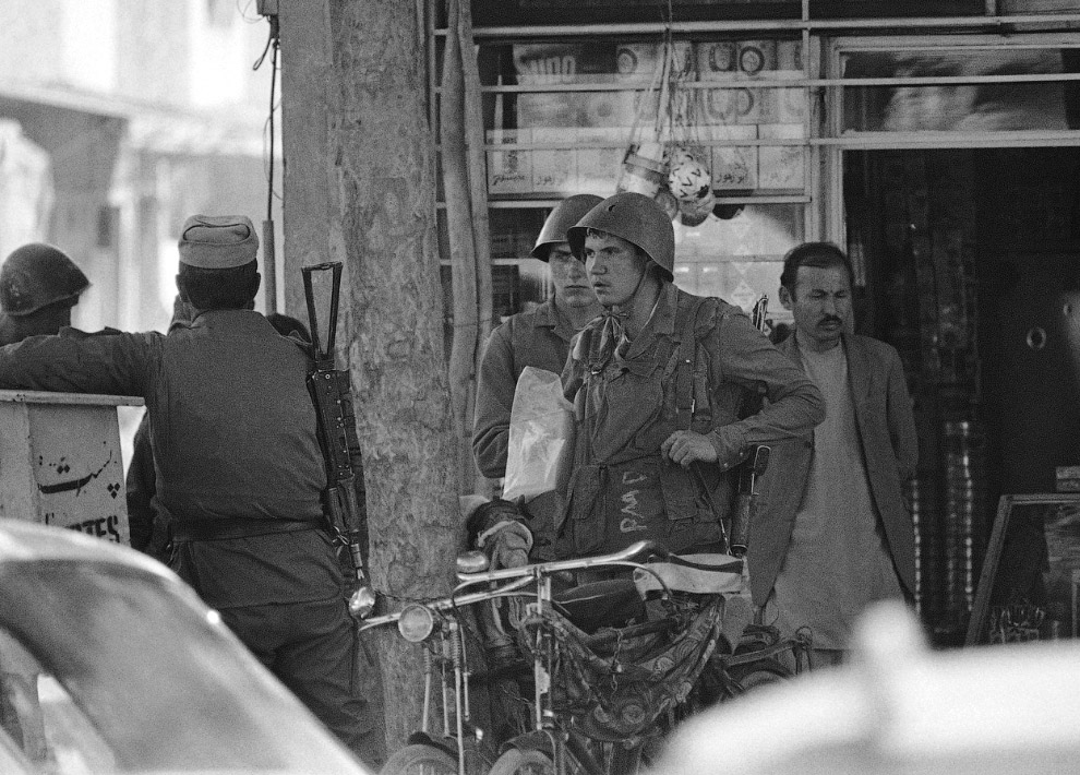 Советские солдаты выходят  из афганского магазина в центре Кабула