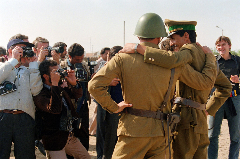 Советский солдат и афганский офицер позируют для прессы в центре Кабула
