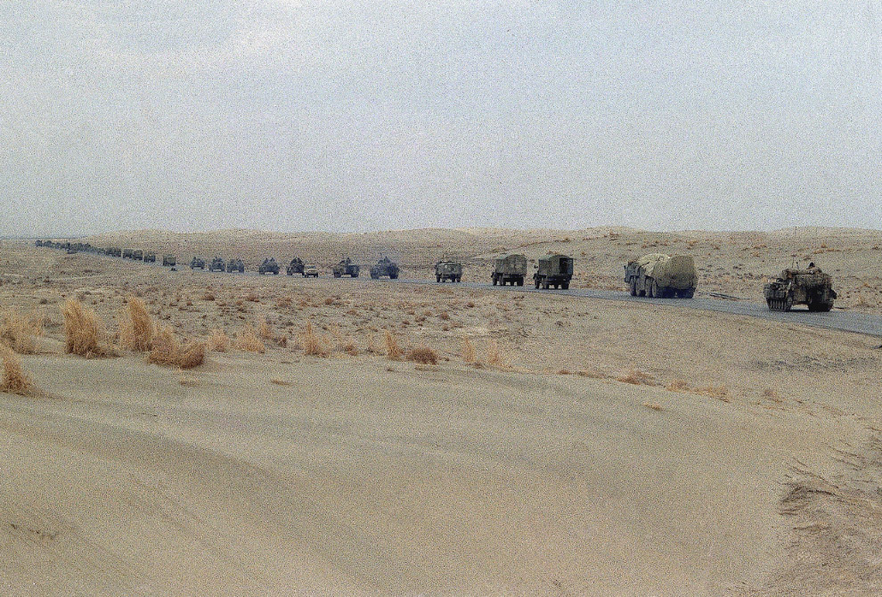 Колонна советских танков и военных грузовиков уходит из Афганистана