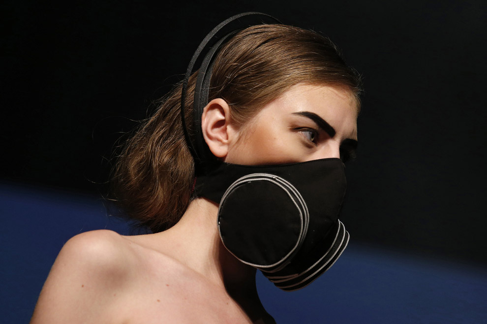 Дизайнеры презентуют в Гонконге модные маски из коллекции весна-лето 2015-го