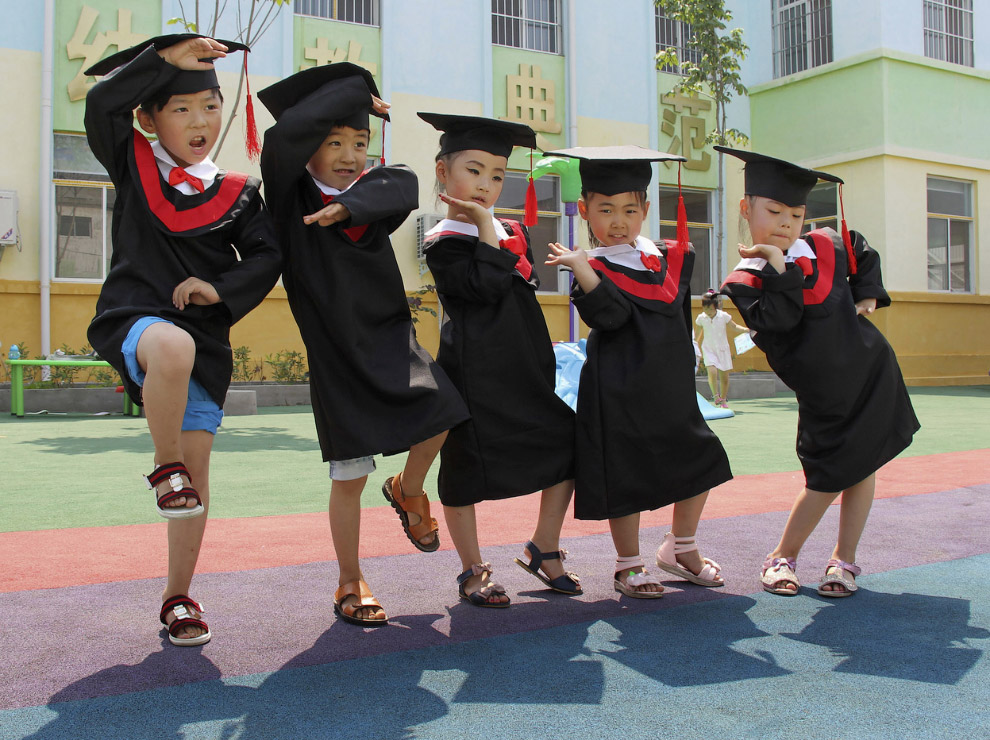 Церемонии вручения дипломов в детском саду в провинции Хэнань