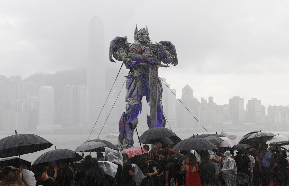 Мировая премьера фильма «Трансформеры 4» прошла в Гонконге под проливным дождем