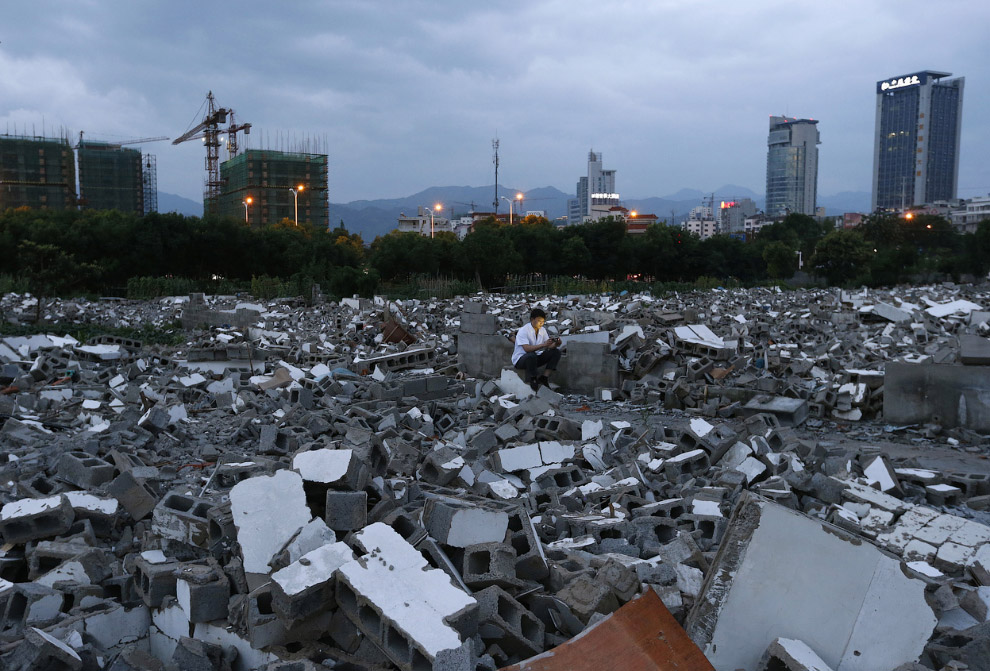 Китай активно стоится, на месте старых снесенных здания вырастают новые