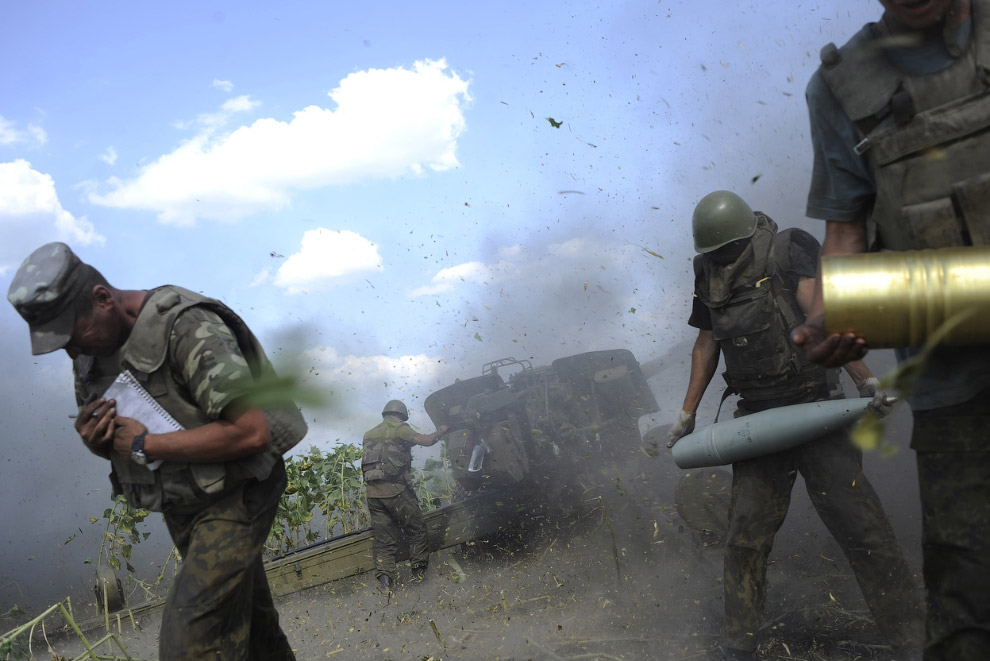 Украинские военные стреляют из пушки в районе Первомайска Луганской области