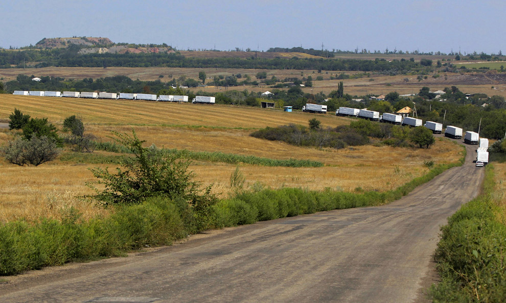 Российский конвой с гуманитарной помощью по дороге в Луганск