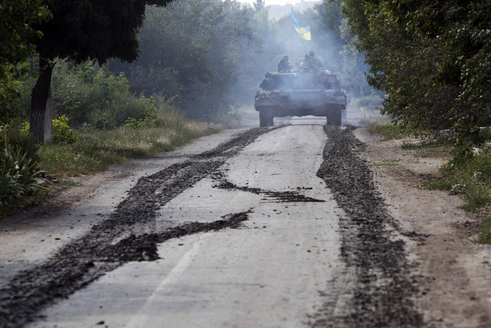 Украинский танк около села Новосёловка Первая в Донецкой области