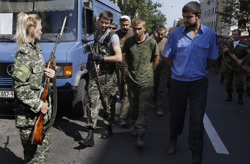 Пленные украинские солдаты в Донецке