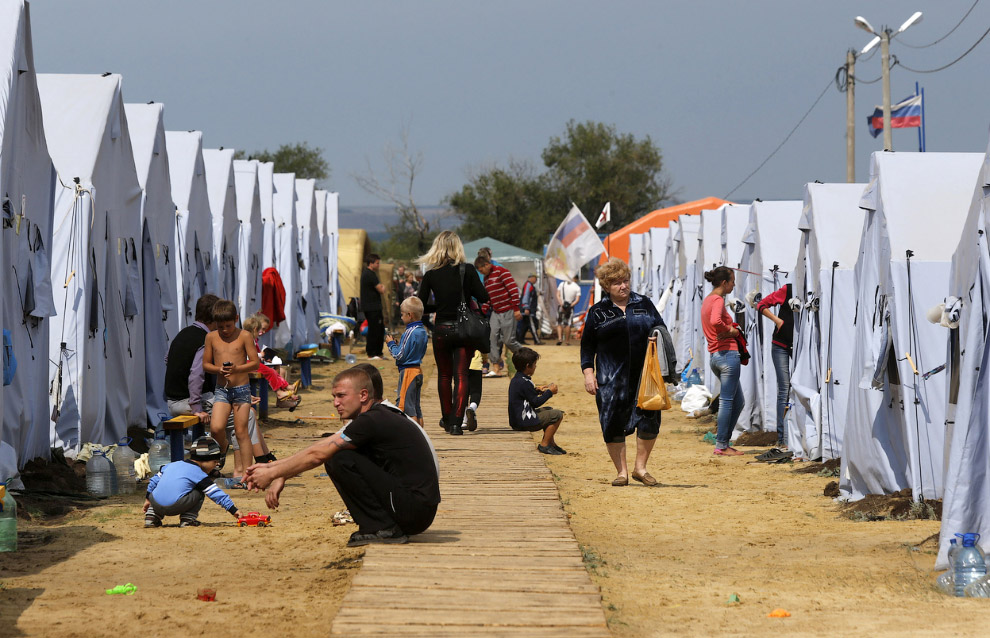 Временный палаточный лагерь для украинских беженцев в Ростовской области около российско-украинской границы