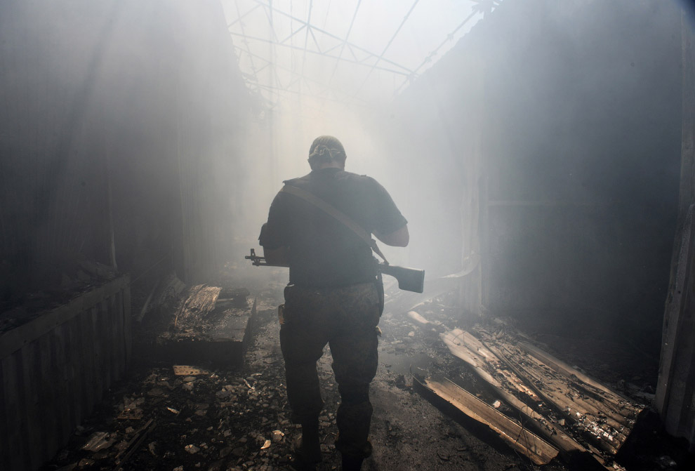 Повстанец на бывшем рынке в Донецке