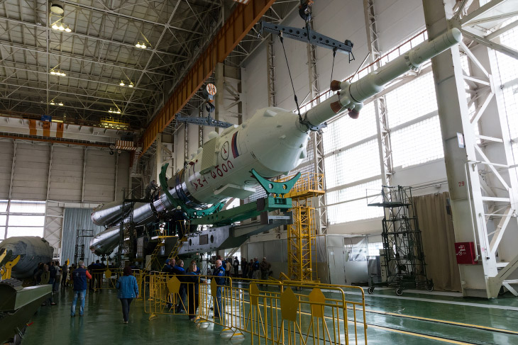 Ракета-носитель «Союз-ФГ» и космический корабль «Союз ТМА-14М» в монтажно-испытательном комплексе Байконура