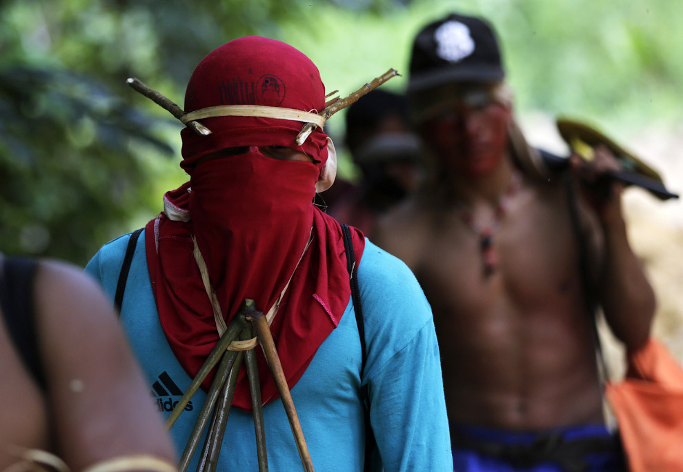 Встреча с местными племенами не предвещает незаконным рубщикам леса.