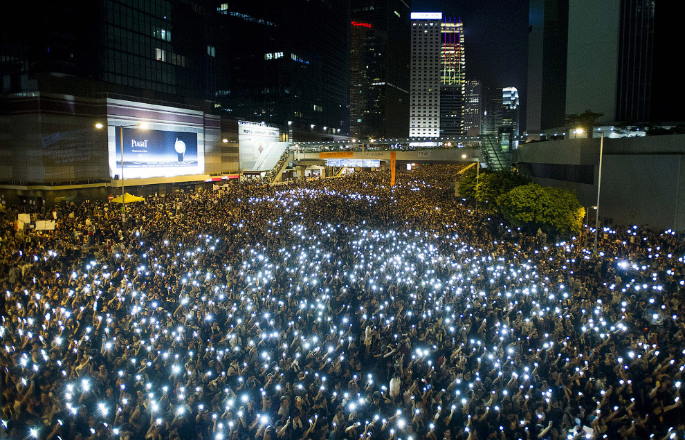 Хорошо организованная акция протеста с мобильными телефонами перед штаб-квартирой Законодательного совета в Гонконге