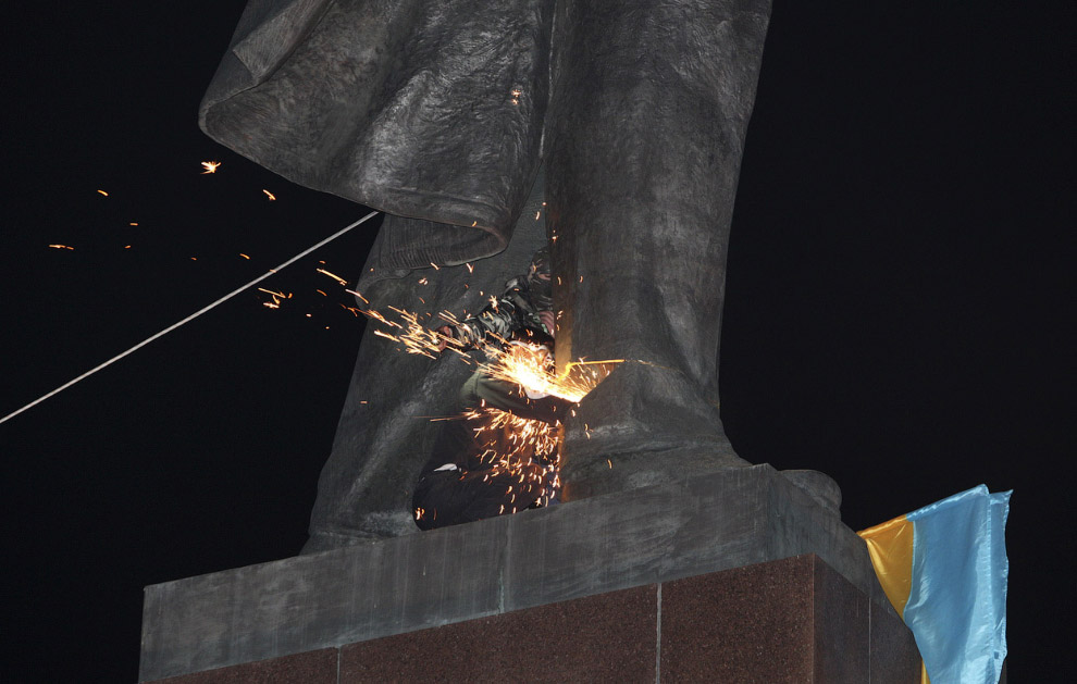 Акция в Харькове, Украина по демонтажу памятника Ленину