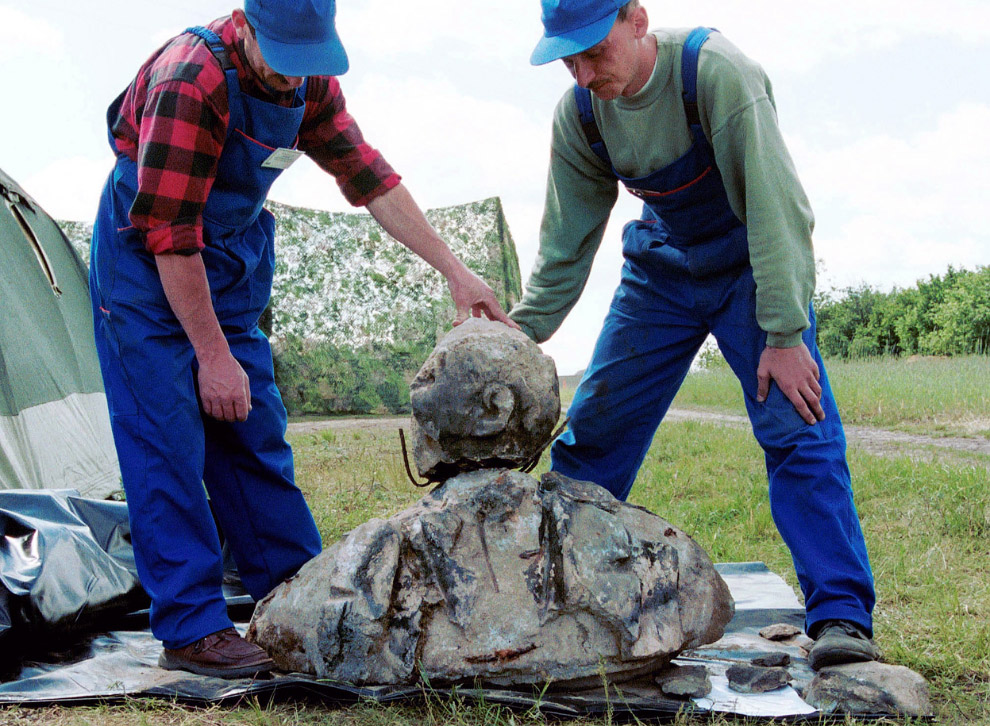 Работники пытаются собрать части статуи Ленину, найденные во время раскопок в еврейской братской могиле в Едвабне, Польша