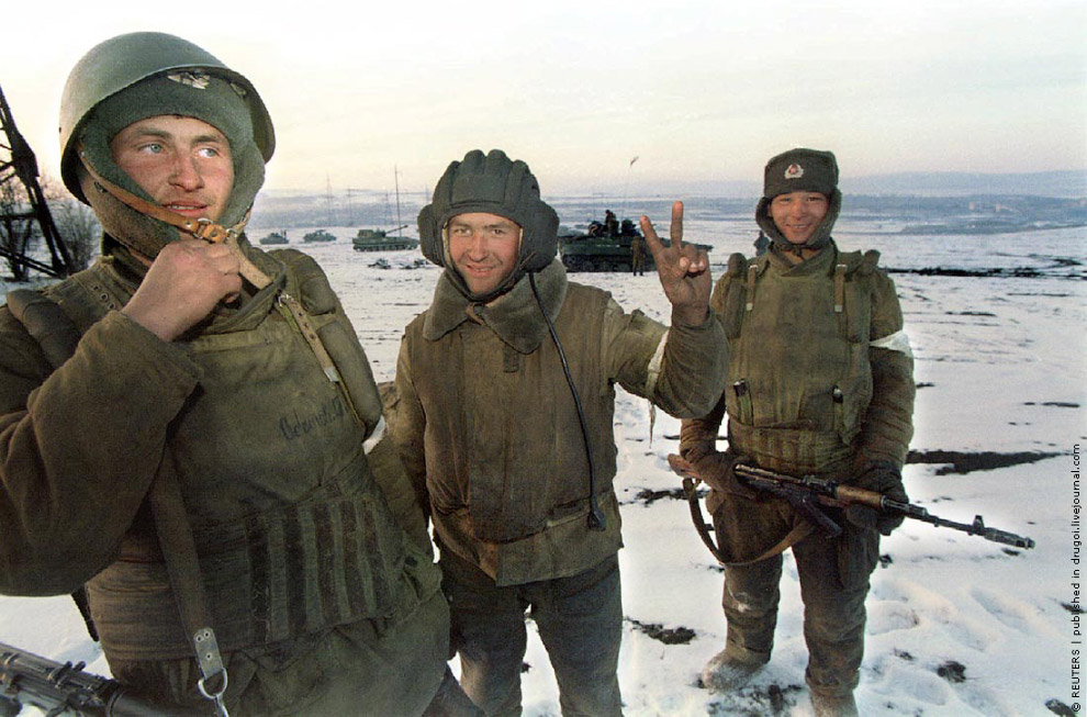 Российские солдаты ждут приказа в 20 километрах от чеченской границы 11 декабря 1994 года