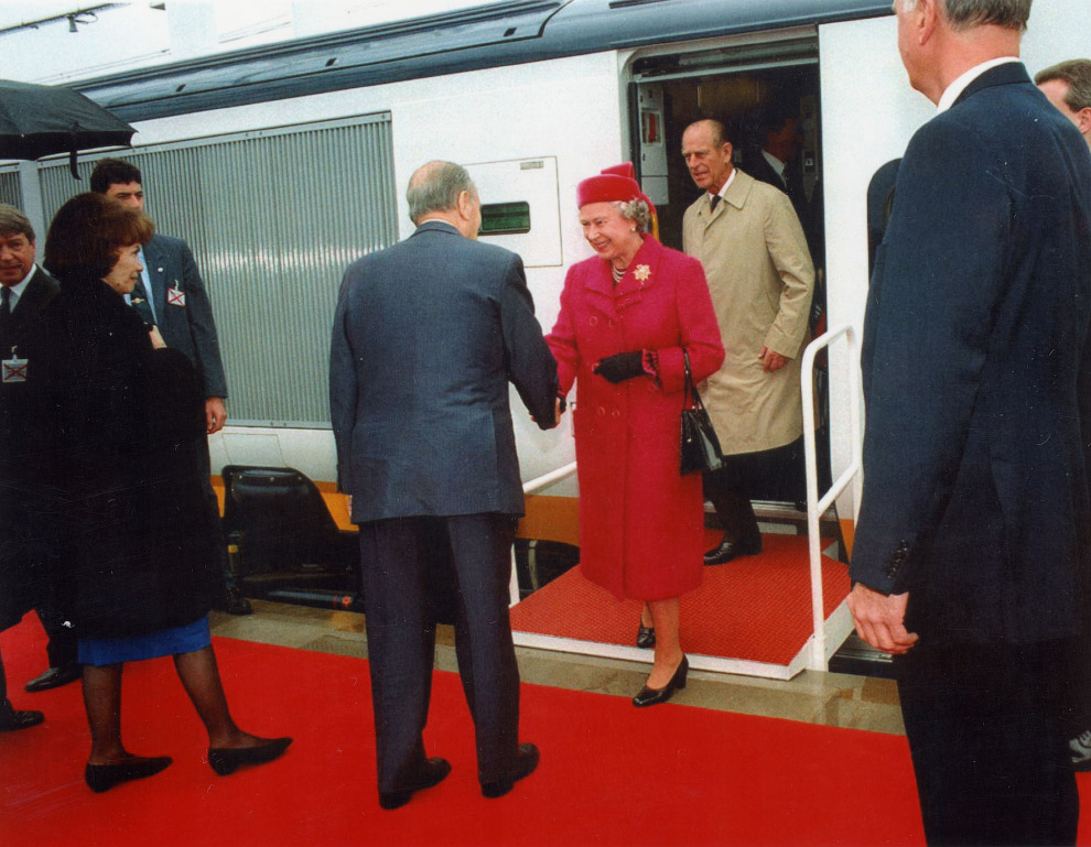 Британская королева отправляется на поезде Евростар в Париж