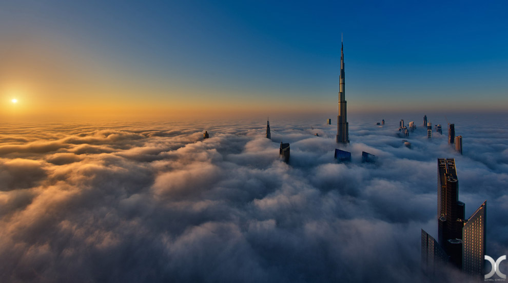 Самый высокий хмарочос в мире, плывущий в облаках