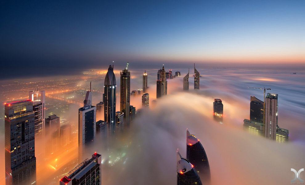 Самый высокий хмарочос в мире, плывущий в облаках