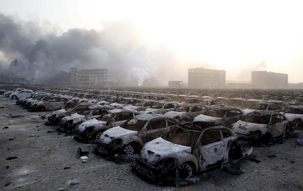 Сгоревшие автомобили стройными рядами