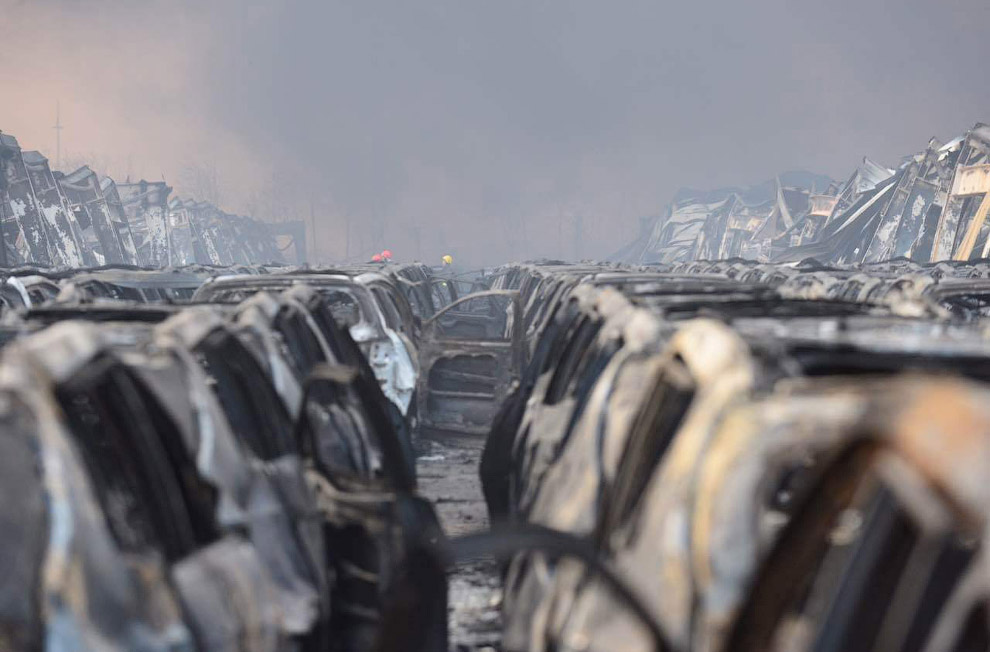 Ряды сгоревших машин