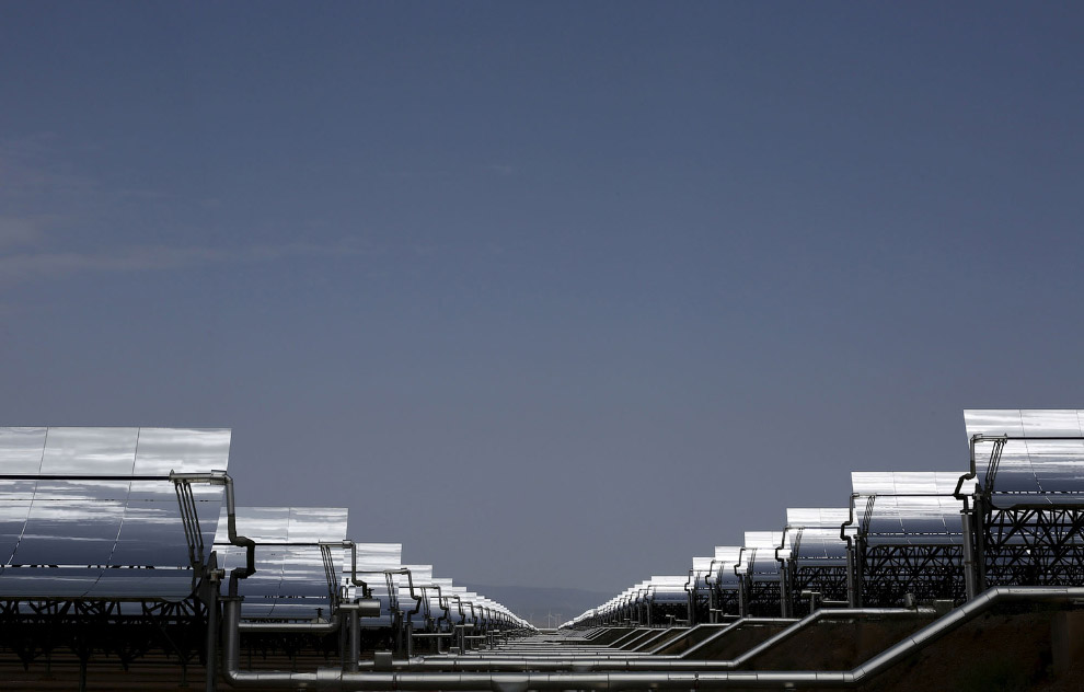 Бесчисленные ряды параболических зеркал солнечной тепловой электростанции Андасол