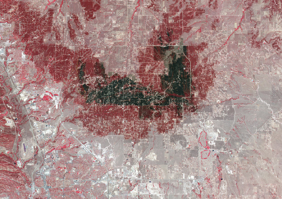 Вид со спутника по последствия пожара в Колорадо-Спрингс, штат Колорадо