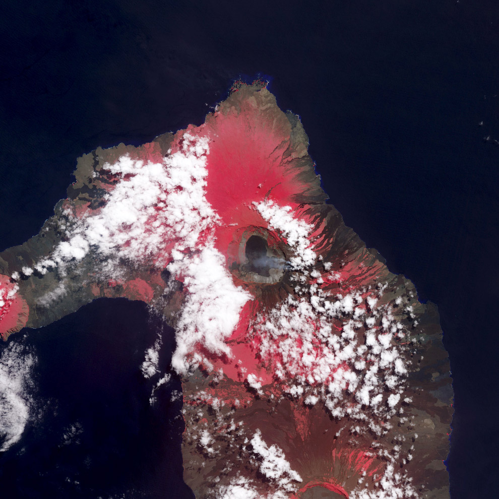 Щитовой вулкан Вольф на севере острова Исабела (Галапагосские острова)