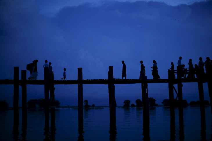 Мост над озером в в Мандалае, Мьянма