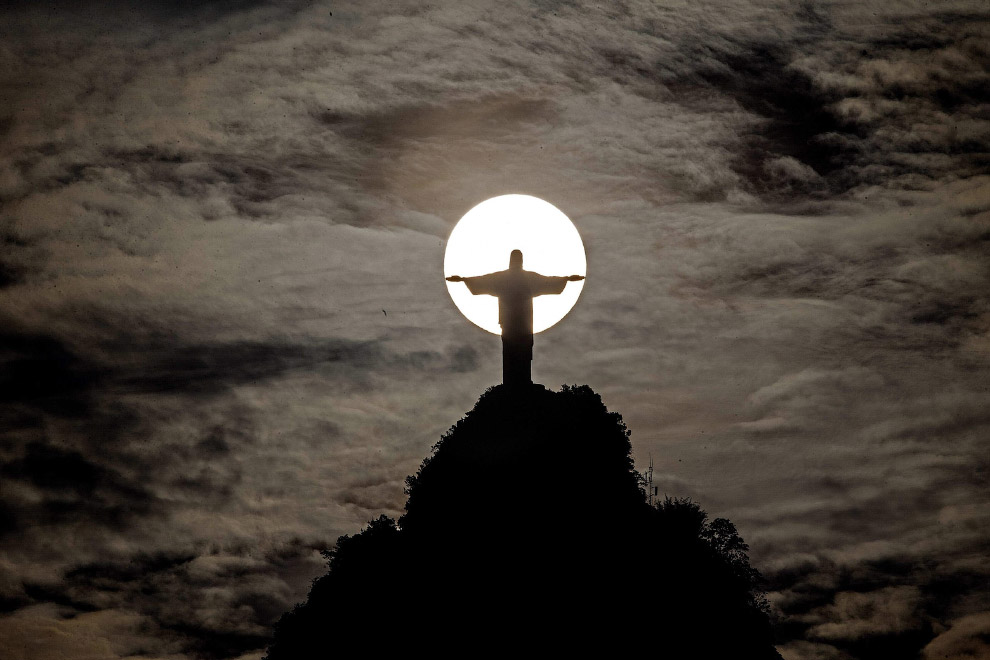 Знаменитая статуя Иисуса Христа с распростёртыми руками на вершине горы Корковаду в Рио-де-Жанейро