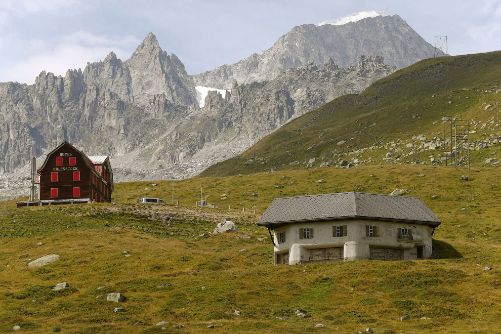 Замаскированный пулеметный бункер возле села Реальп в Швейцарии
