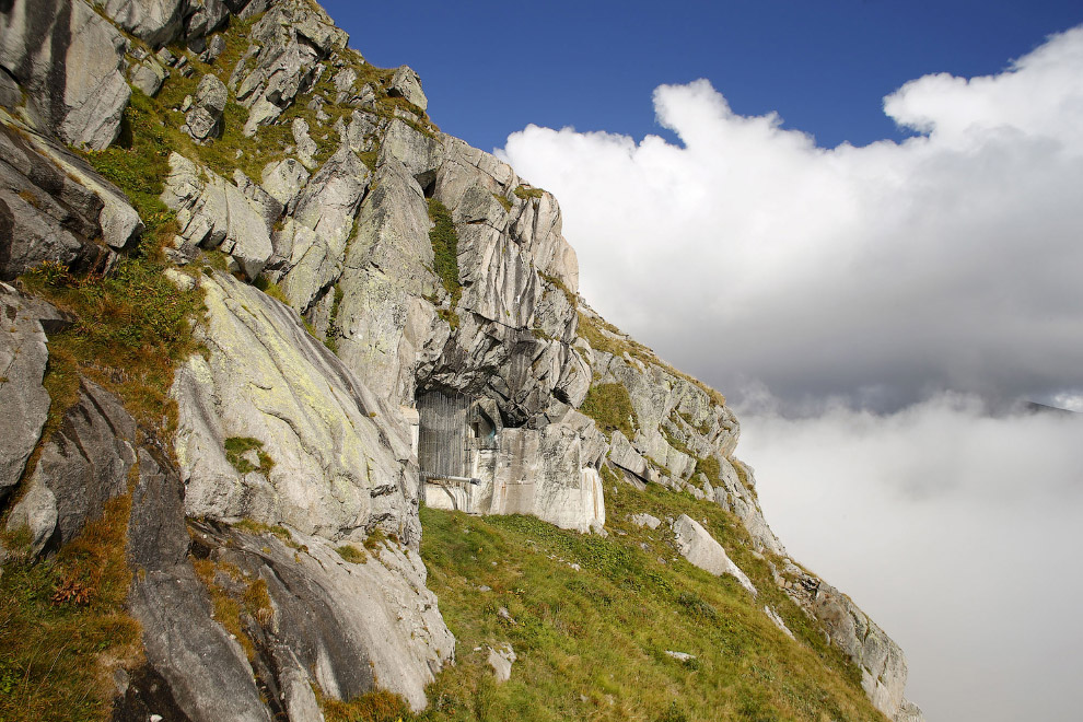Бывшая швейцарская артиллерийская крепость в скале на перевале Сен-Готард