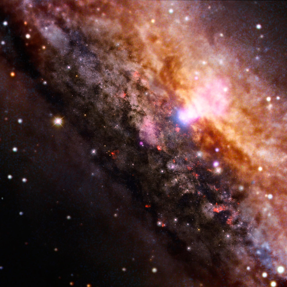 Спиральная галактика NGC 4945 с перемычкой в созвездии Центавр