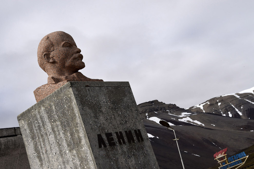 Дедушка Ленин в заброшенном российском поселке Пирамида на Шпицбергене