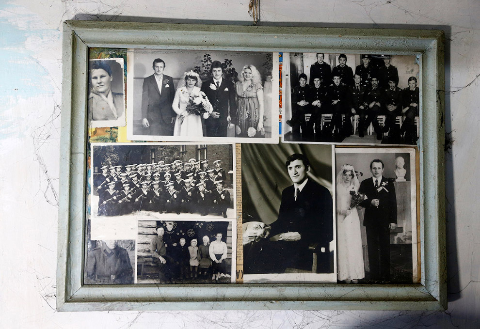 Родственники 90-летнего Ивана Шеменка на фотографиях в доме