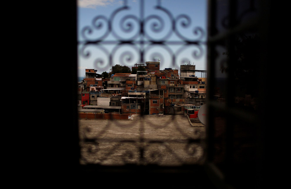 Вид на трущобы их окна хостела Tiki, Рио-де-Жанейро, Бразилия