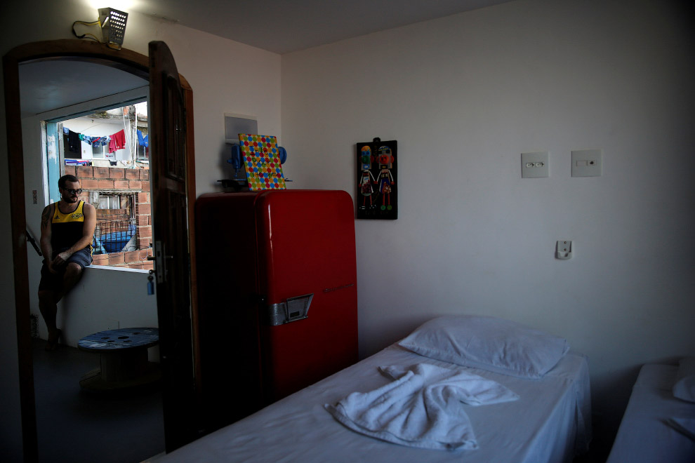 Турист в свое номере в хостеле Tiki, Рио-де-Жанейро, Бразилия