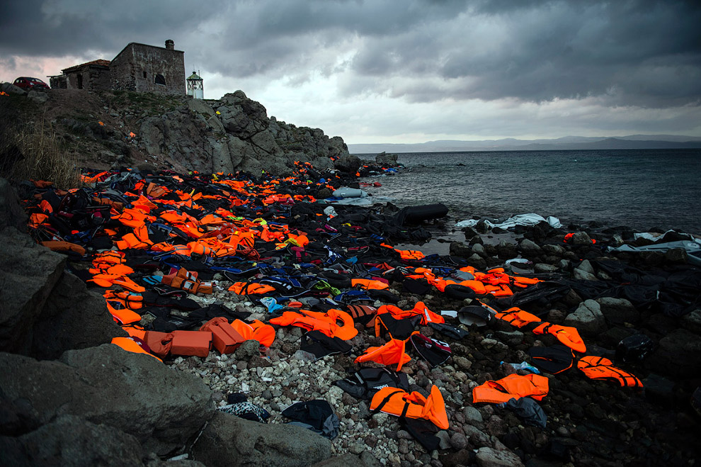 Брошенные спасательные жилеты мигрантов, прибывших на греческий остров Лесбос