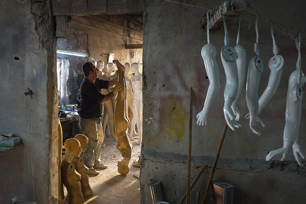 Фабрика по производству манекенов в Стамбуле, Турция, где занимаются покраской без респираторов