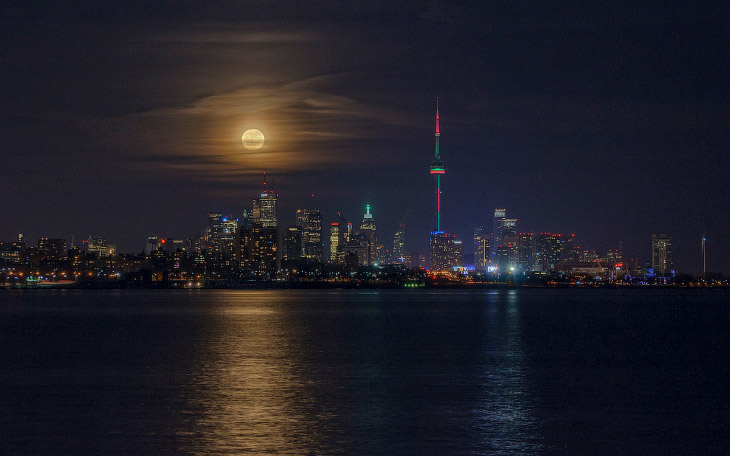 Восход луны в Торонто, Канада