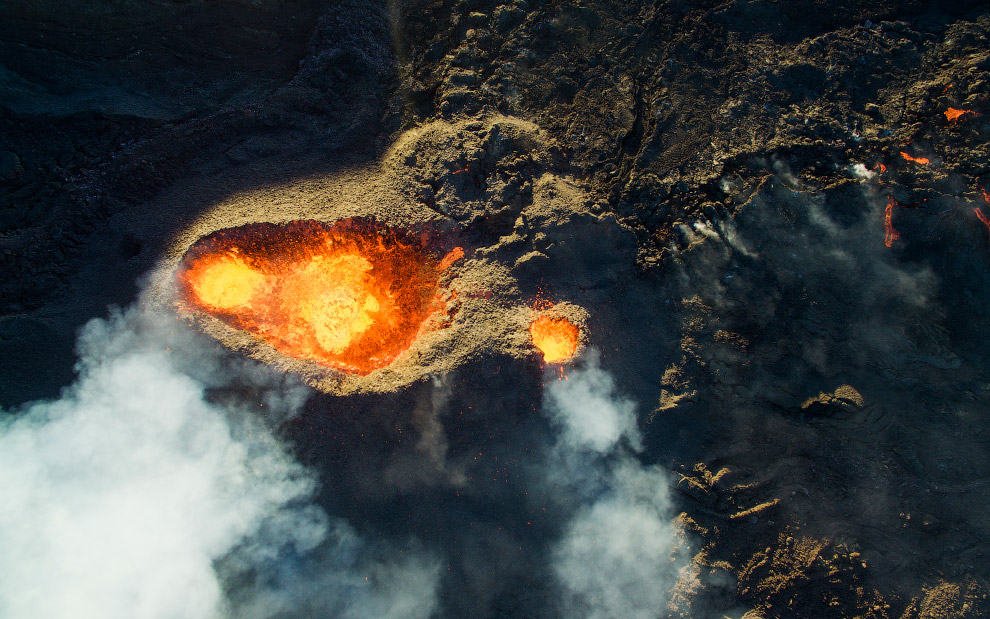 Действующий вулкан Питон-де-ла-Фурнез на юго-востоке острова Реюньон в Индийском океане