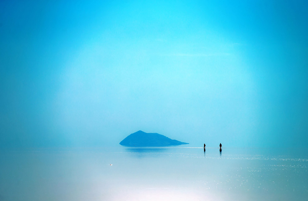 Бессточное солёное озеро У́рмия