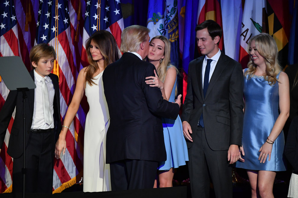 Избранный президент Дональд Трамп, со своей семьей в ночь после выборов