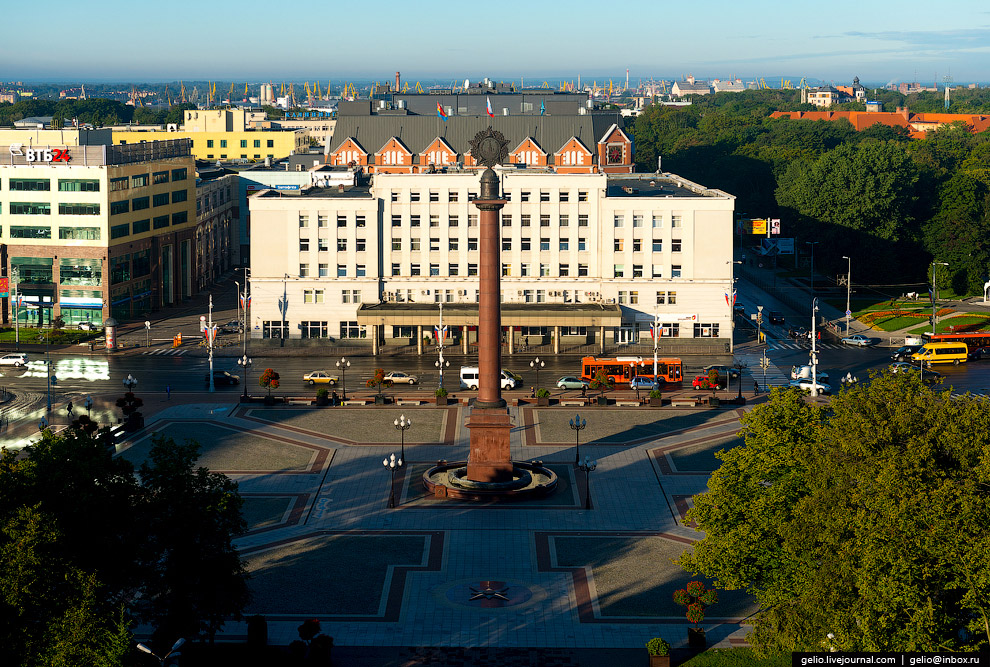 Триумфальная колонна и мэрия Калининграда