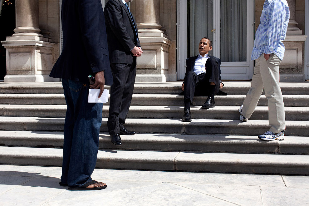 Барак Обама сидит на ступенях резиденции посла США в Париже