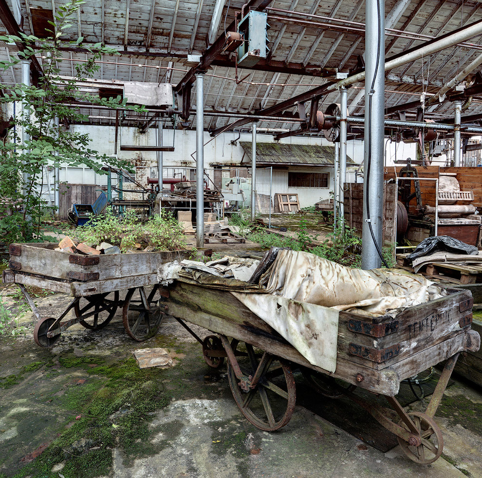 Деревянные телеги  на заброшенной текстильной фабрике на юго-западе Англии