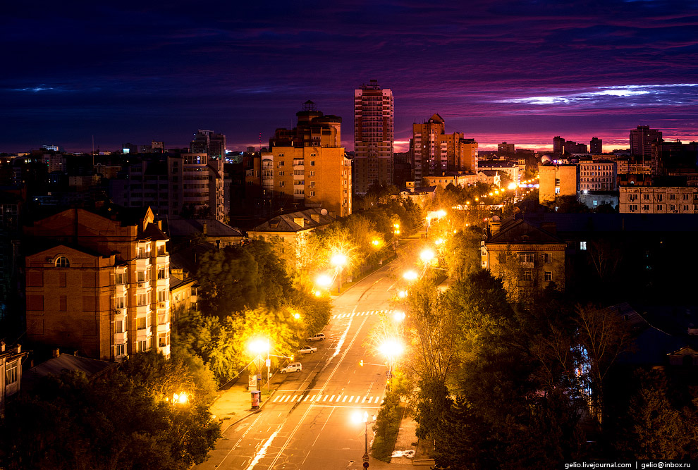 Улица Ленина тянется по вершине одного из трёх холмов в центре Хабаровска.