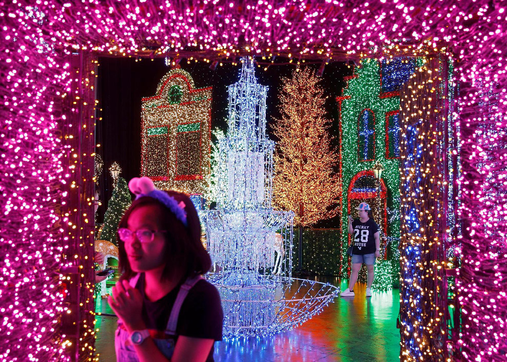 Рождественская иллюминация в тематическом парке развлечений Universal Studios Singapore