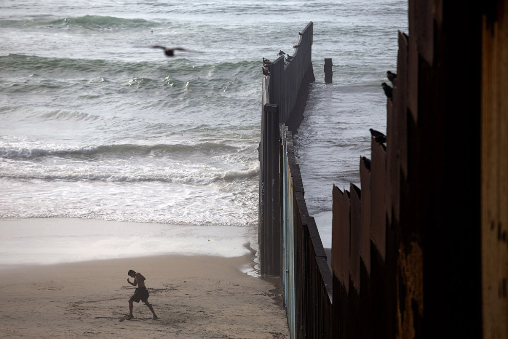 Стена на границе с Мексикой в Плайяс Де Тихуана