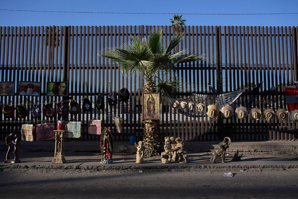 Уличные торговцы торгую на границе на северо-западе Мексики