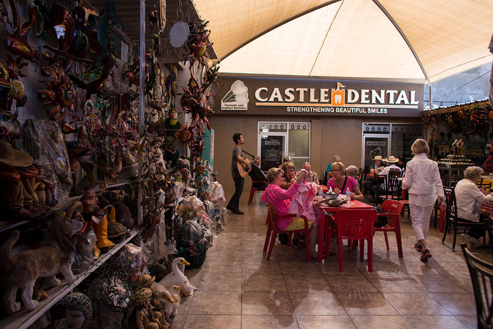 Рядом со стоматологией продают сувениры, есть кафе, посетителей музыканты развлекают